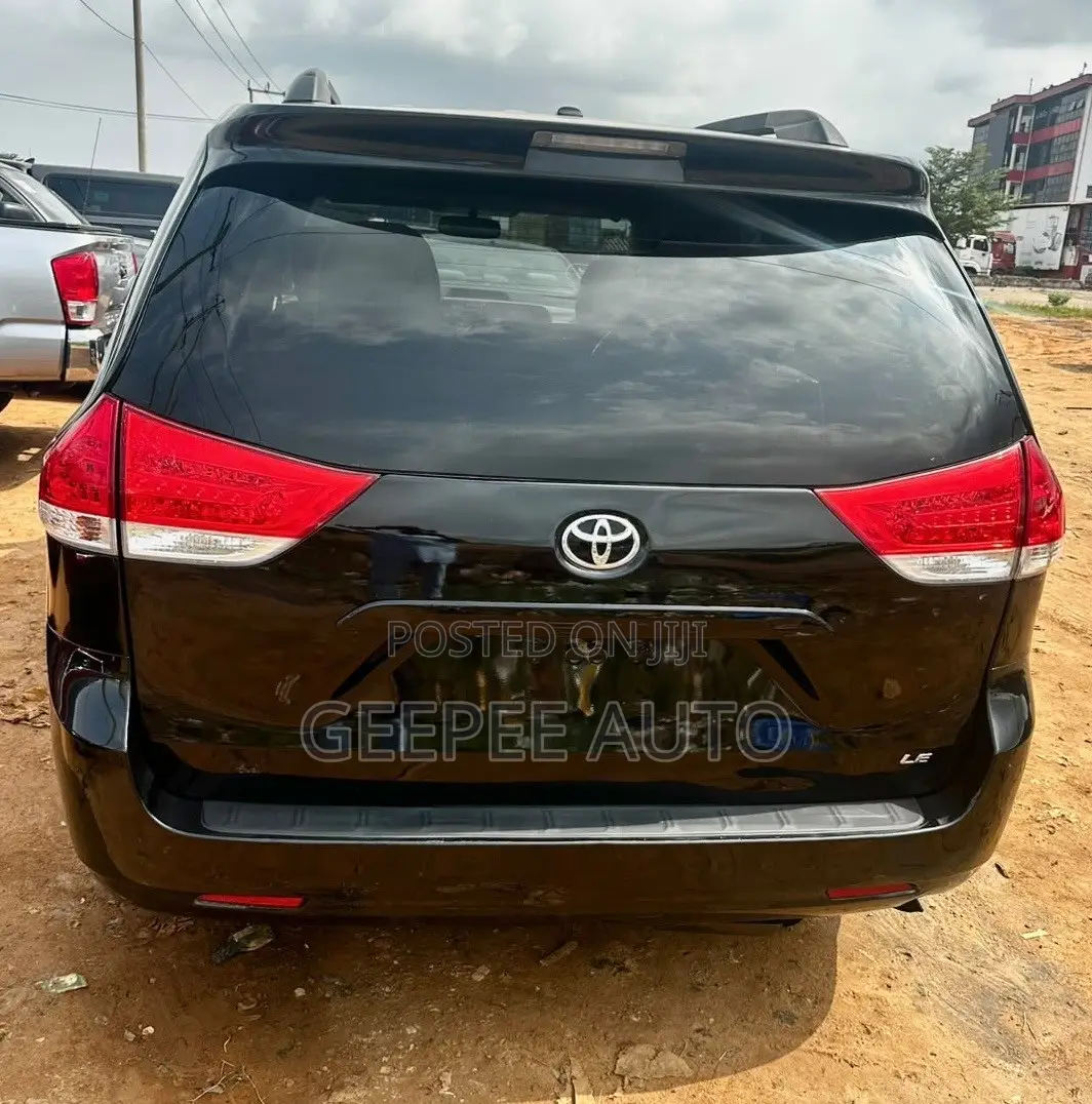 Toyota Sienna LE 8 Passenger 2011 Black