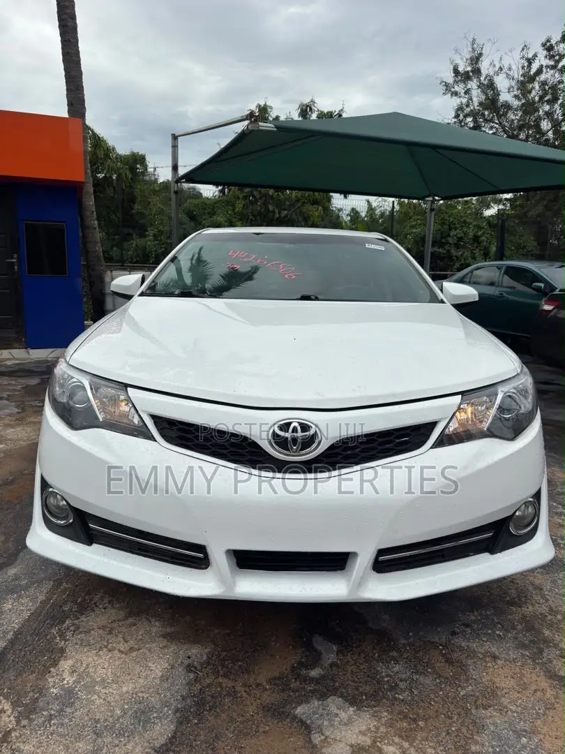 Toyota Camry SE 4dr Sedan (2.5L 4cyl 6A) 2013 White