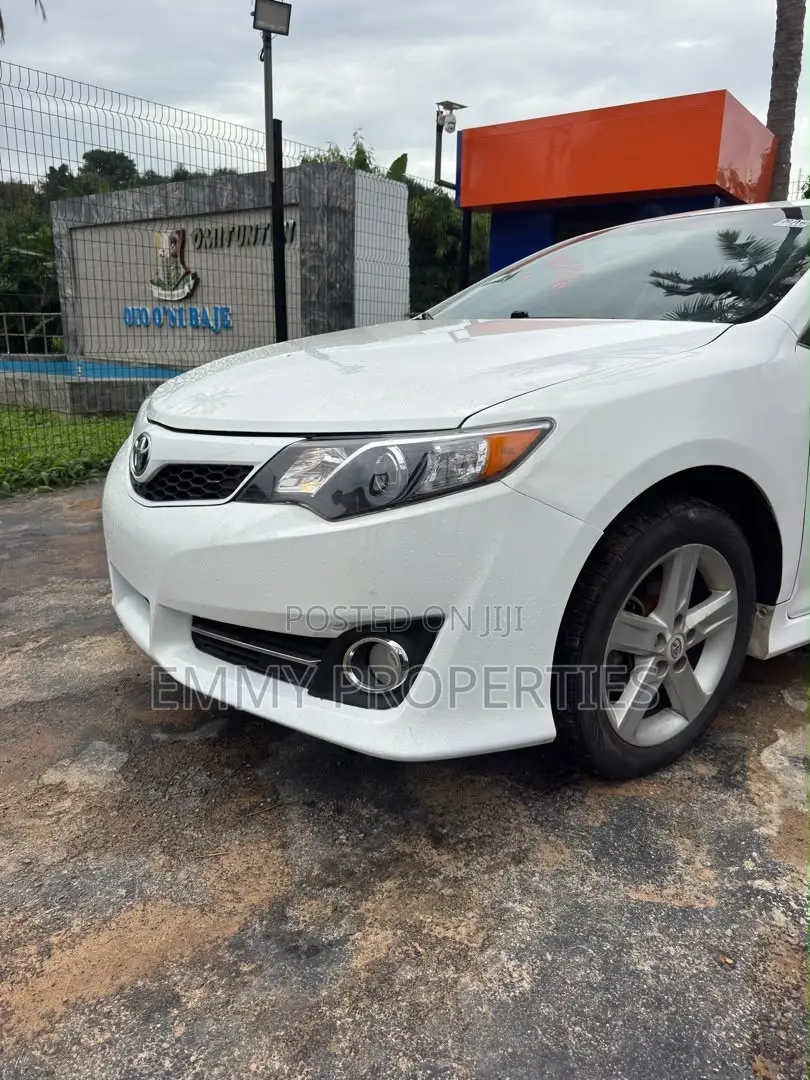 Toyota Camry SE 4dr Sedan (2.5L 4cyl 6A) 2013 White