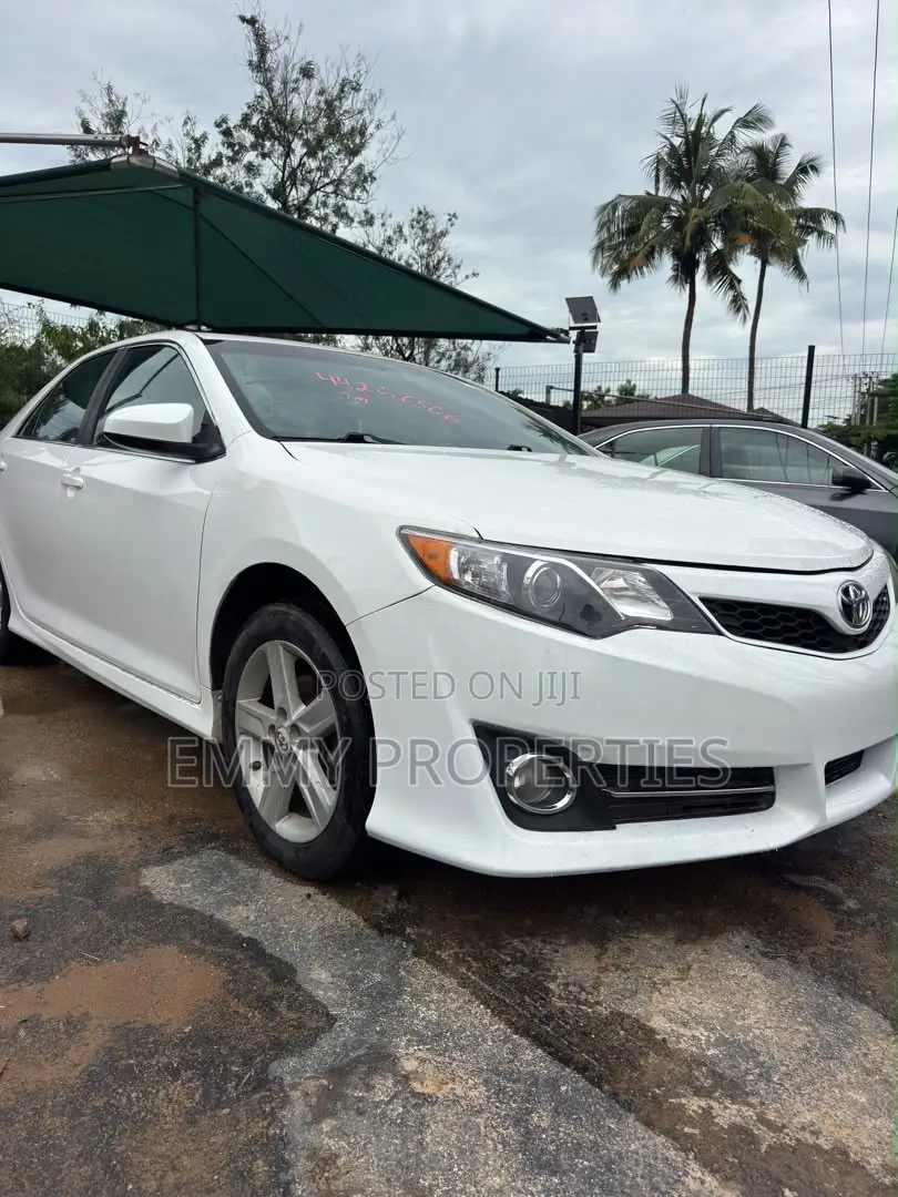Toyota Camry SE 4dr Sedan (2.5L 4cyl 6A) 2013 White