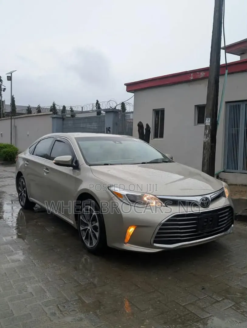 Toyota Avalon XLE Premium Sedan FWD (3.5L 6cyl 6A) 2017 Gold