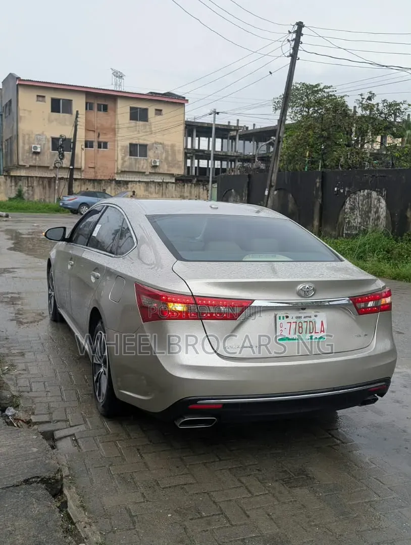 Toyota Avalon XLE Premium Sedan FWD (3.5L 6cyl 6A) 2017 Gold