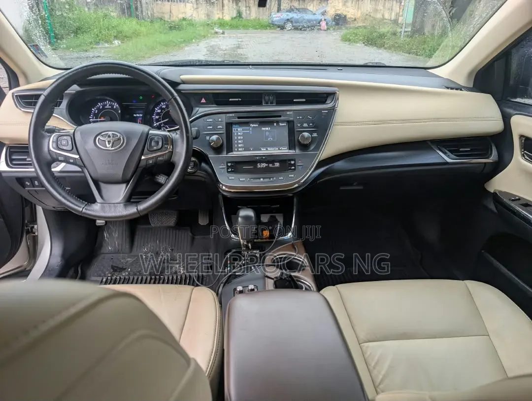 Toyota Avalon XLE Premium Sedan FWD (3.5L 6cyl 6A) 2017 Gold