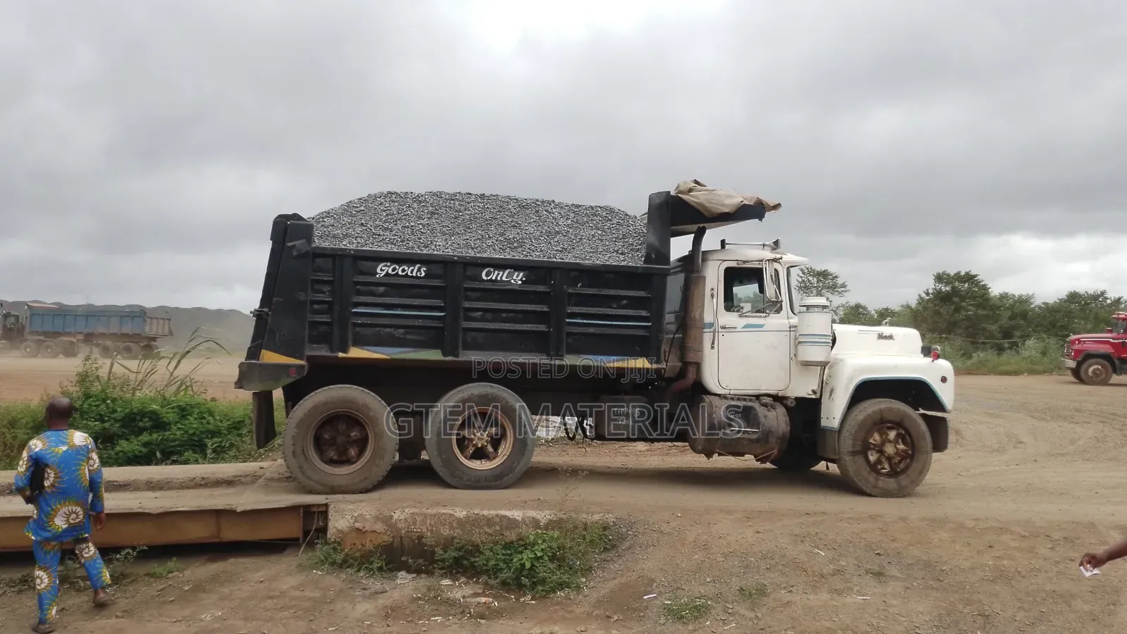 Black Solid Chippings