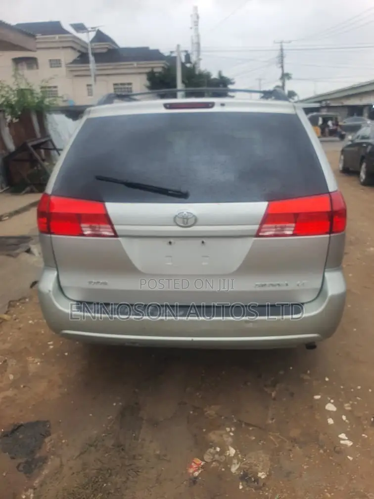Toyota Sienna CE FWD (3.3L V6 5A) 2004 Silver