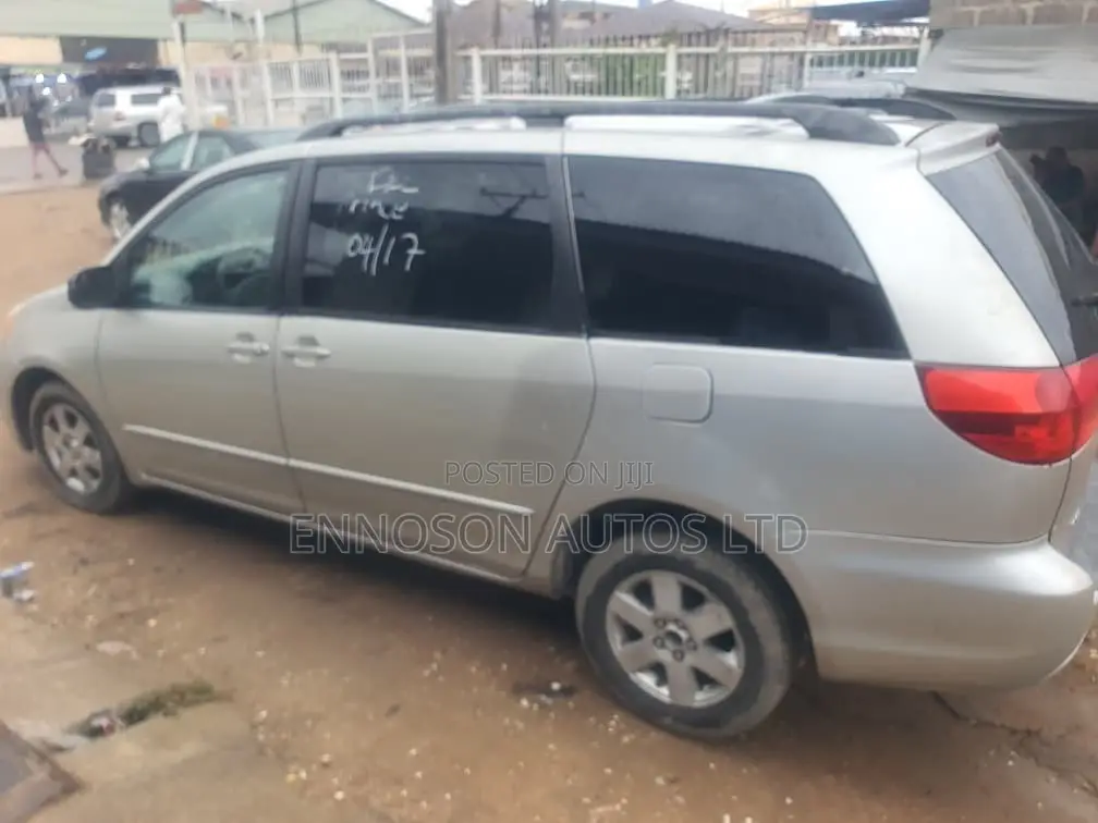 Toyota Sienna CE FWD (3.3L V6 5A) 2004 Silver