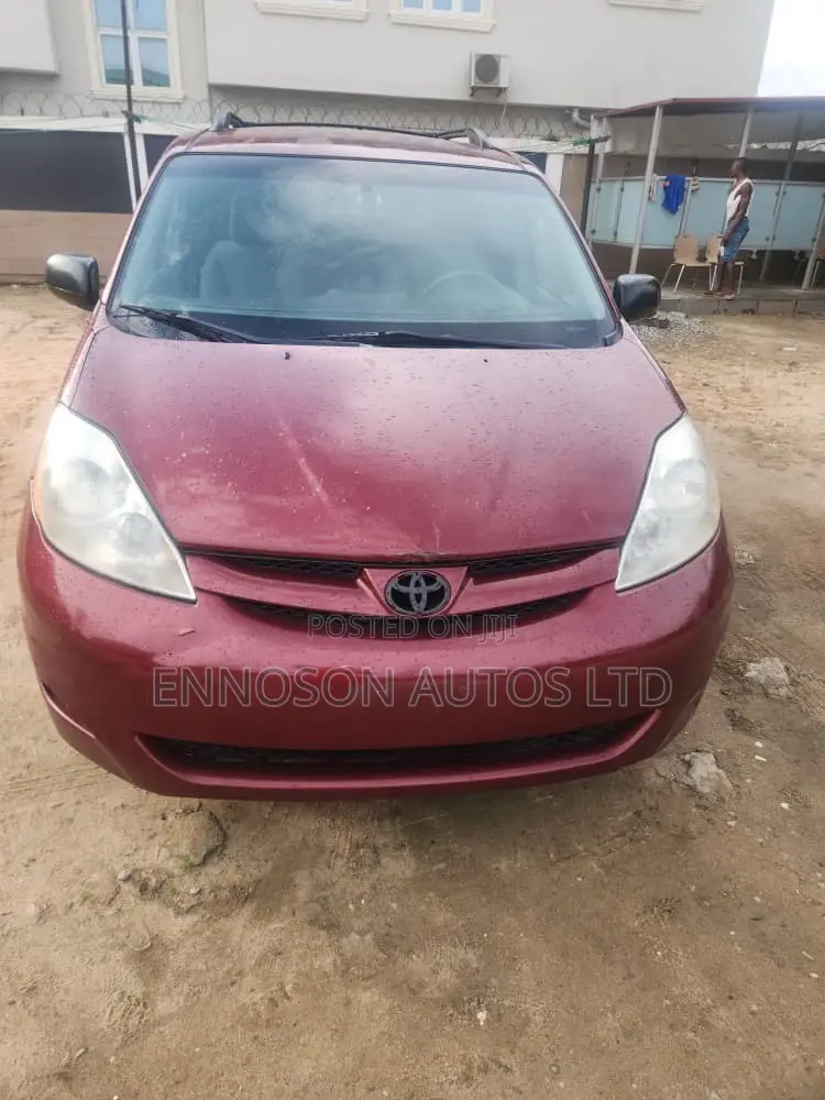 Toyota Sienna 2009 Red