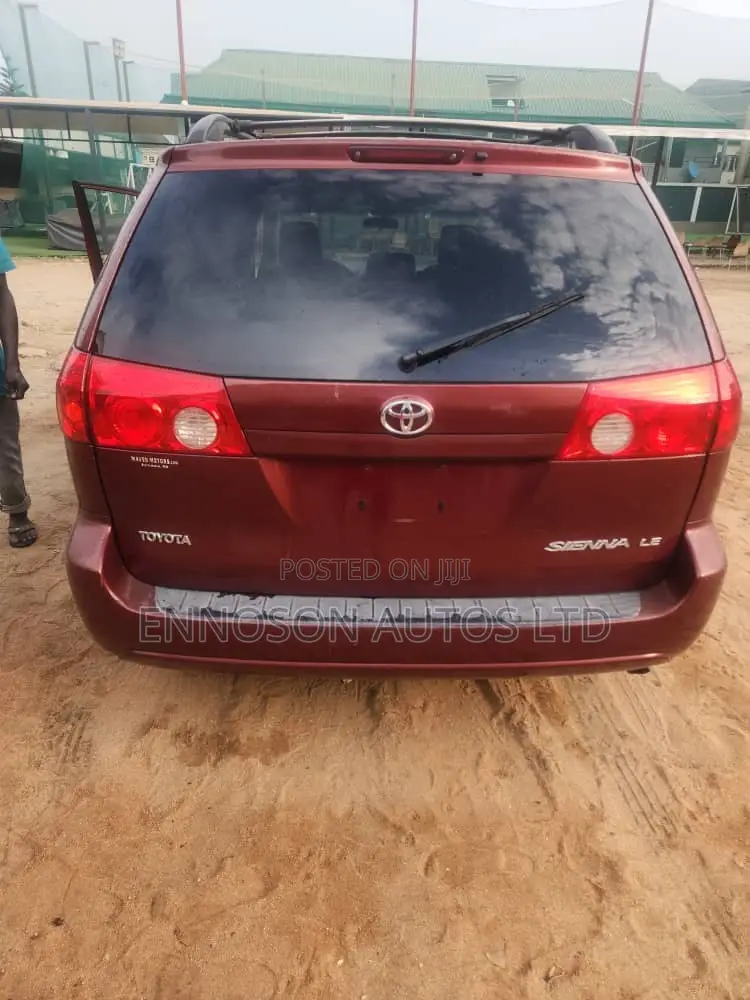 Toyota Sienna 2009 Red