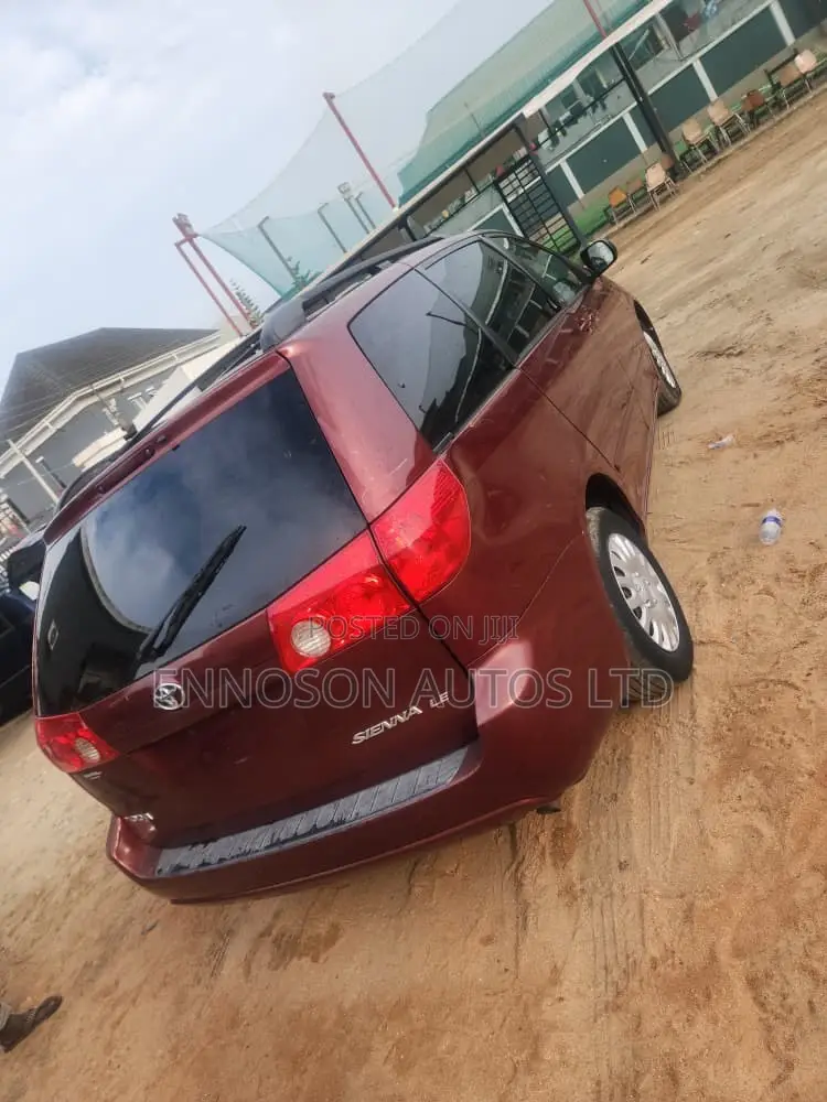 Toyota Sienna 2009 Red