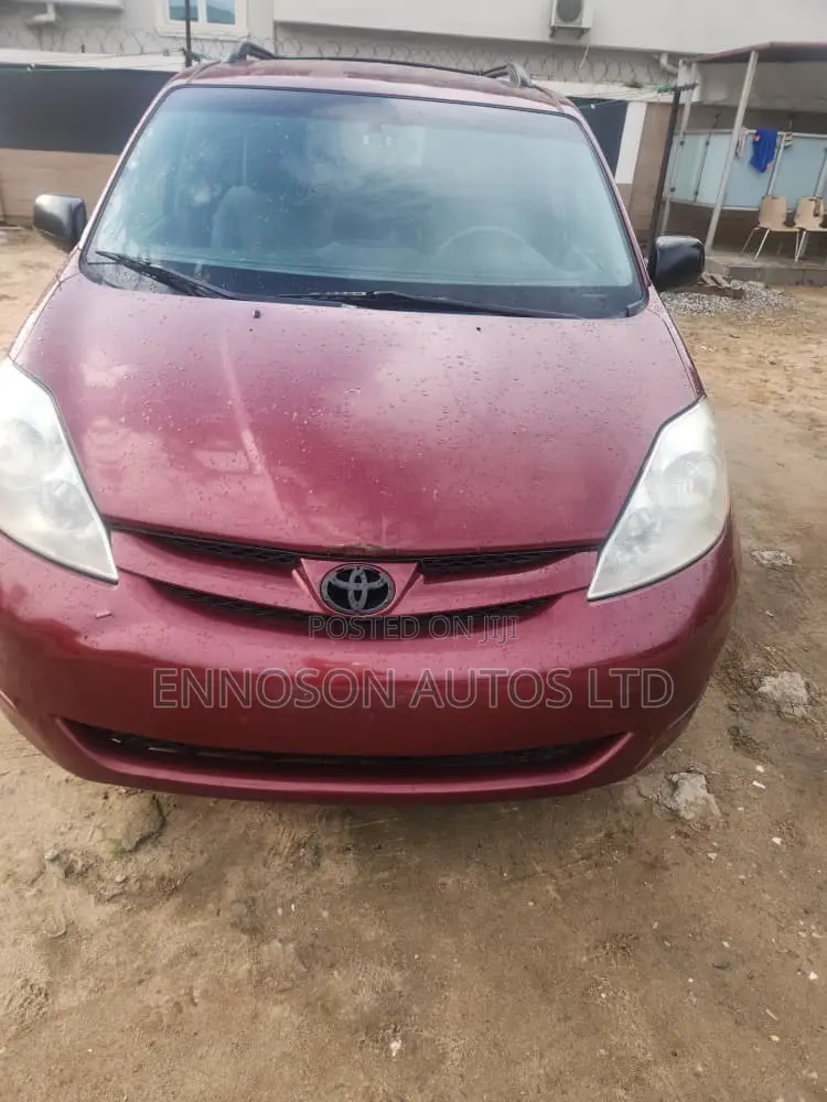 Toyota Sienna 2009 Red