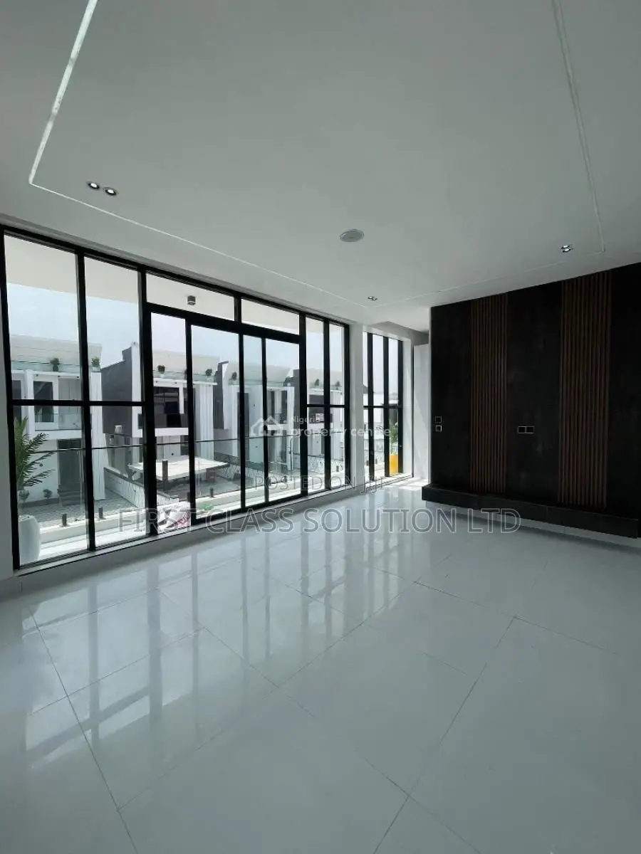6bdrm Duplex in Chevron for sale