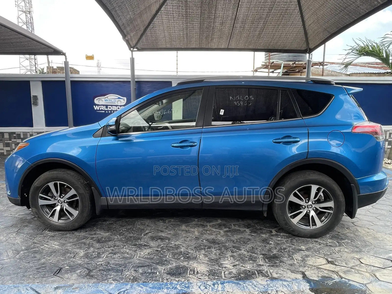 Toyota RAV4 XLE AWD (2.5L 4cyl 6A) 2017 Blue