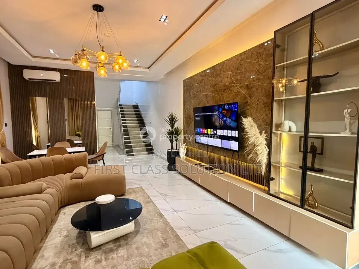 Beautiful 4 Bedroom Duplex on 2 Floors