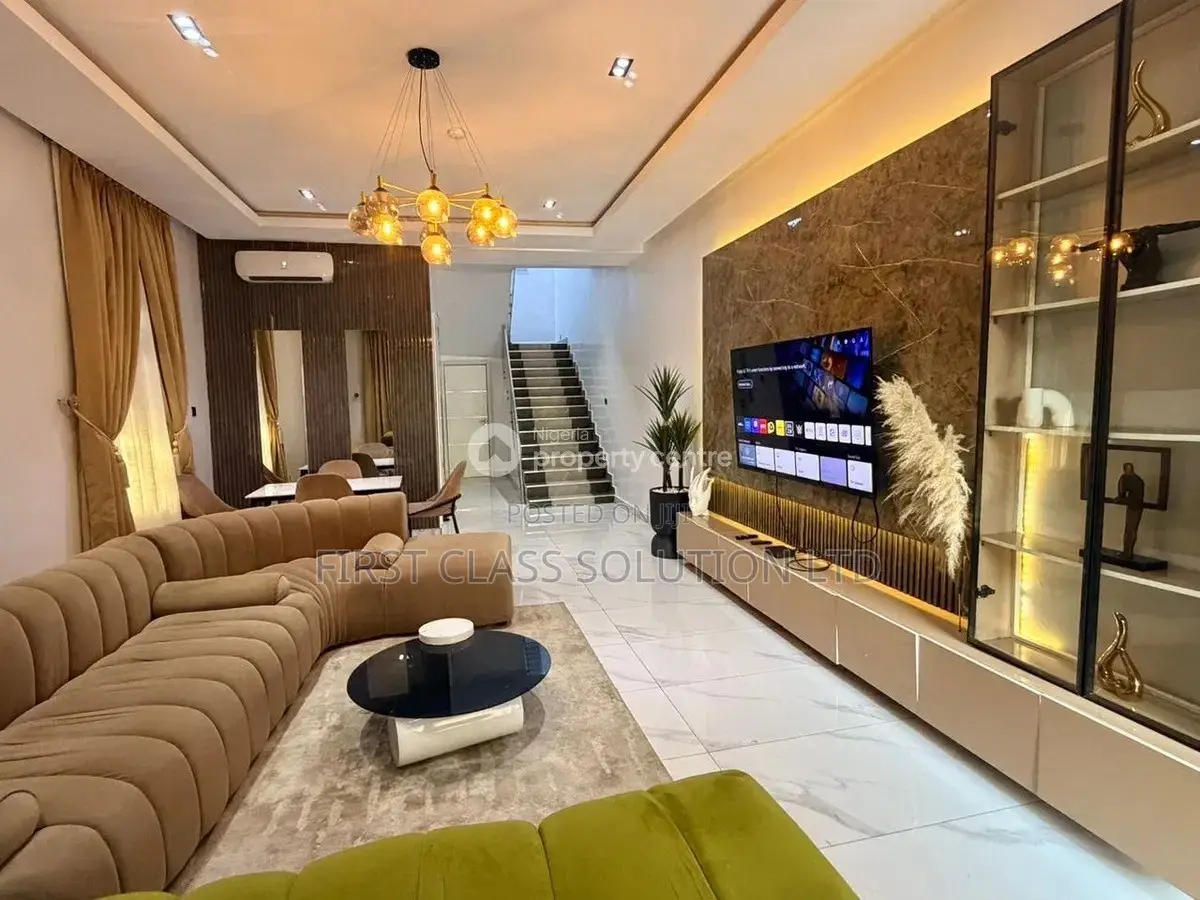 Beautiful 4 Bedroom Duplex on 2 Floors