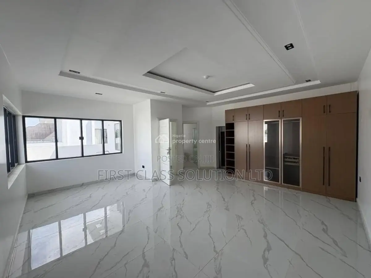 5bdrm Mansion in Pinning Beach Estate, Osapa london for sale
