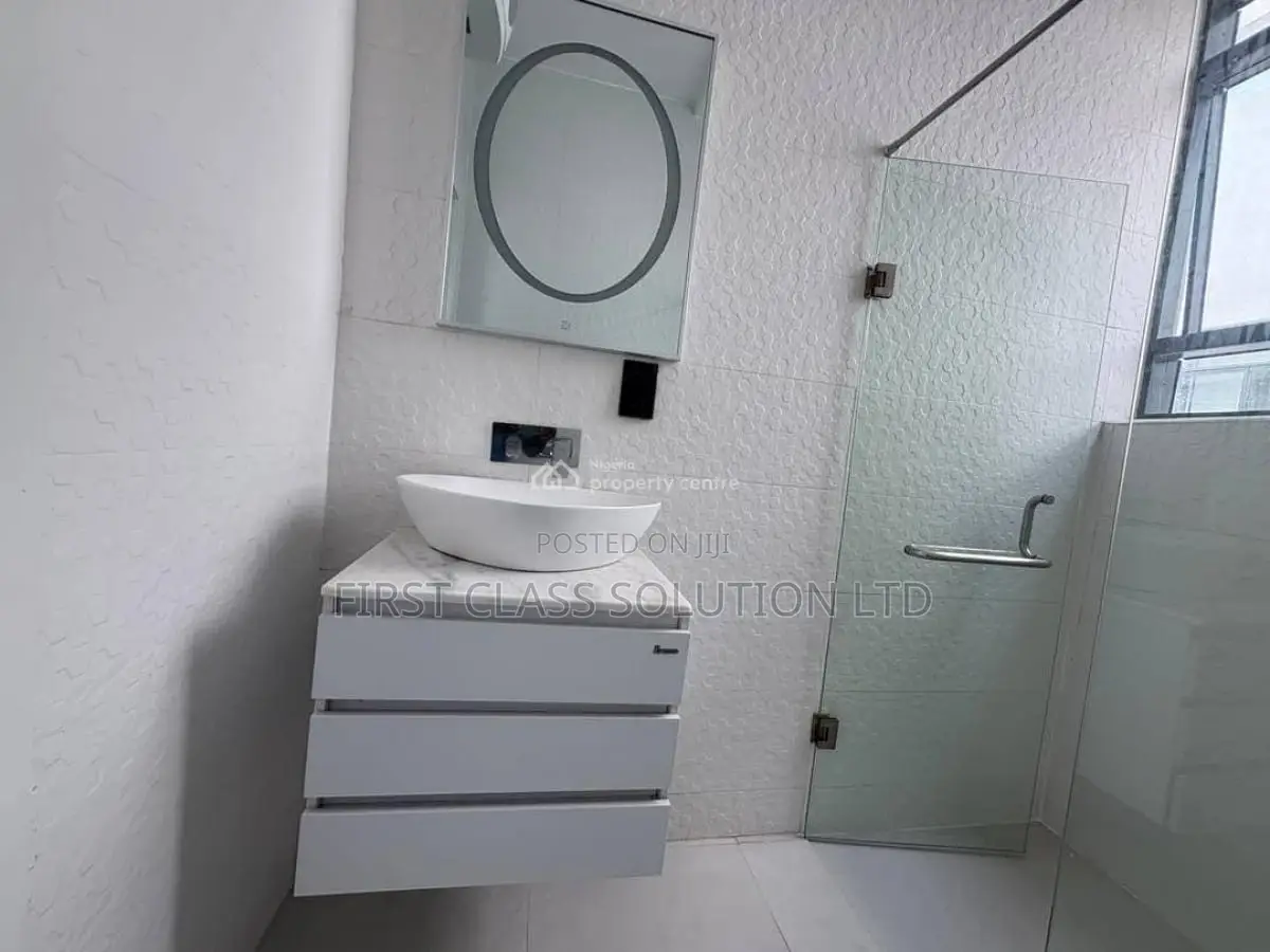 5bdrm Mansion in Pinning Beach Estate, Osapa london for sale