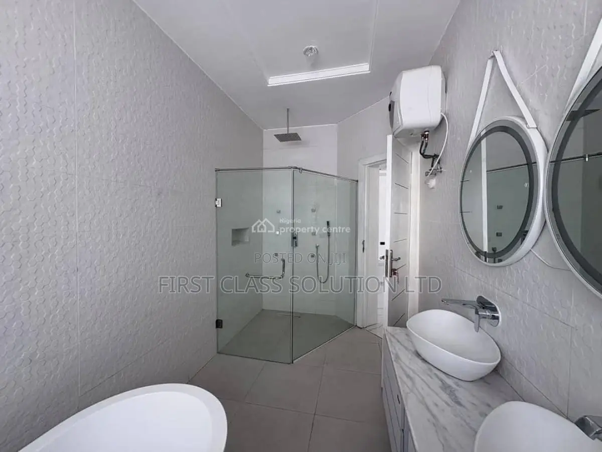 5bdrm Mansion in Pinning Beach Estate, Osapa london for sale