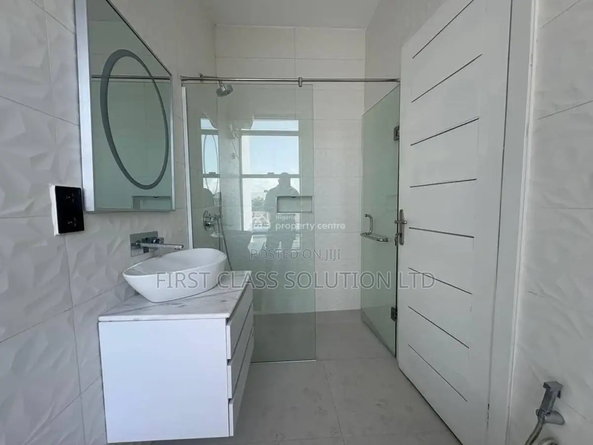 5bdrm Mansion in Pinning Beach Estate, Osapa london for sale