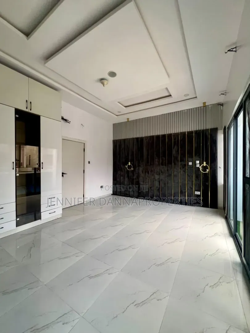 4bdrm Duplex in Chevron for sale