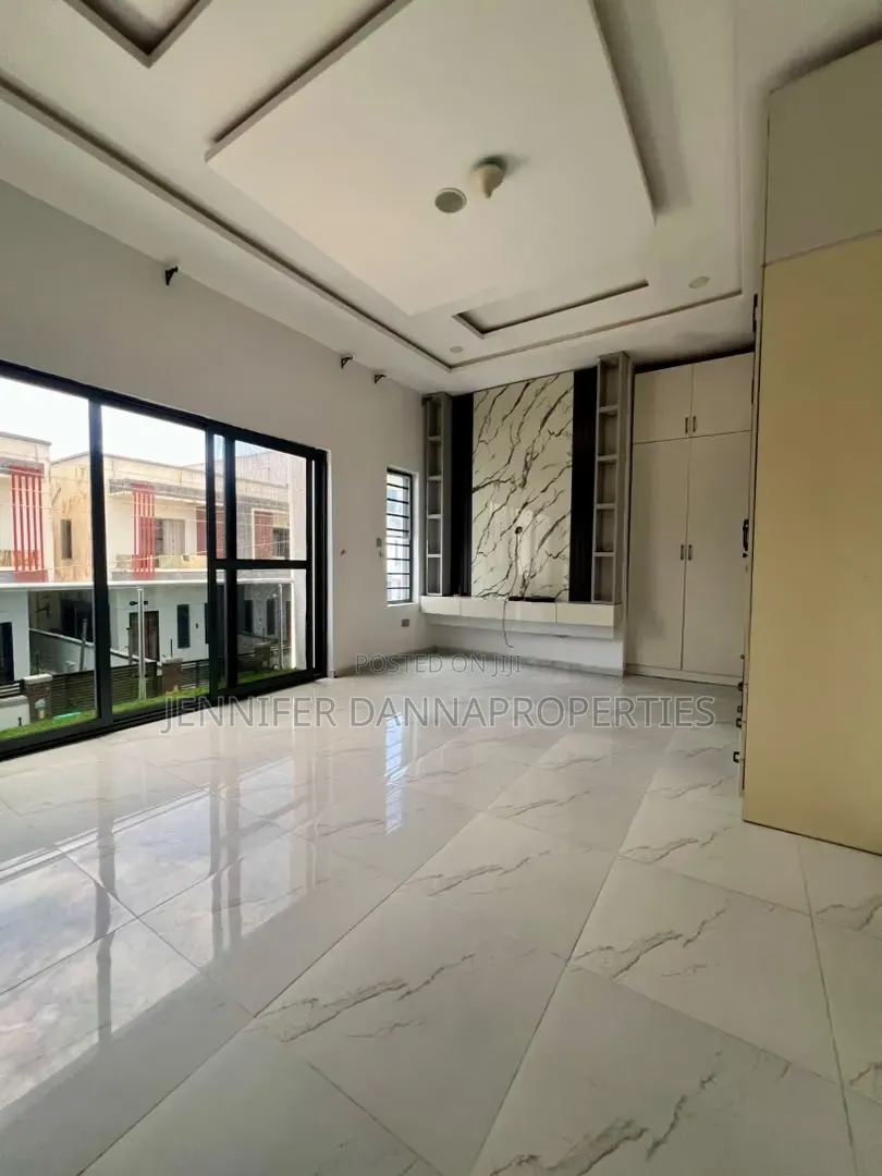 4bdrm Duplex in Chevron for sale