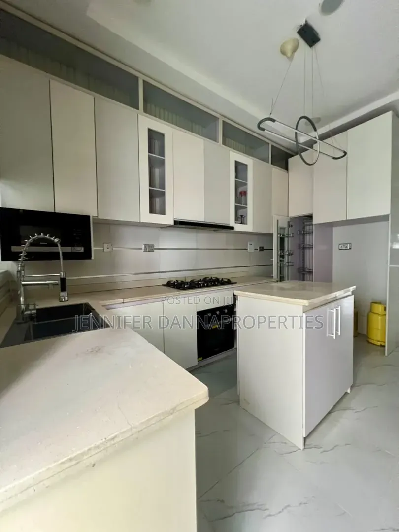 4bdrm Duplex in Chevron for sale