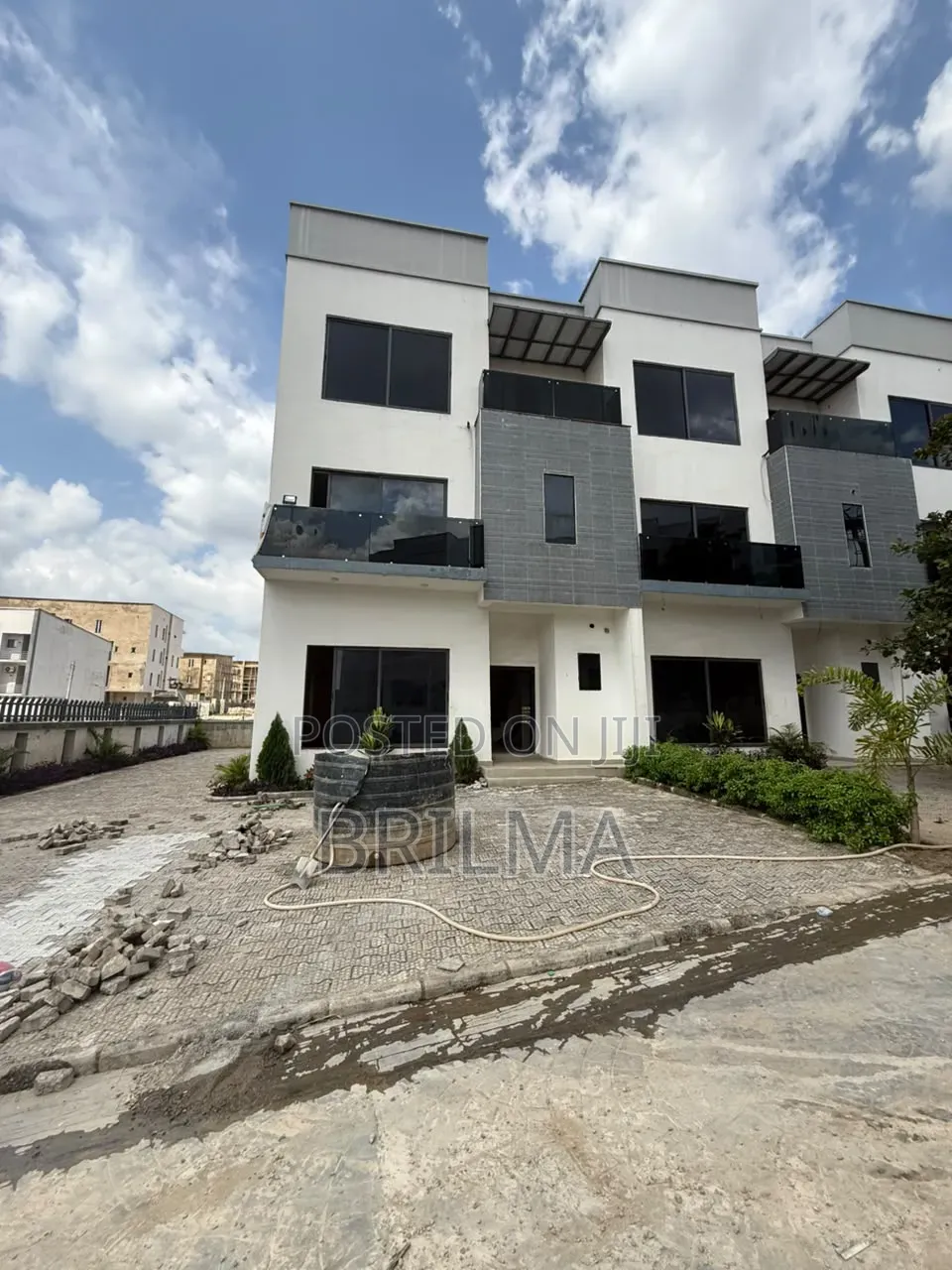 5bdrm Duplex in Guzape District for sale