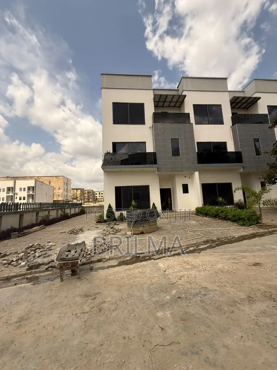 5bdrm Duplex in Guzape District for sale