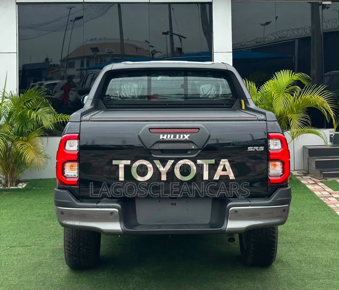 New Toyota Hilux 2025 Black