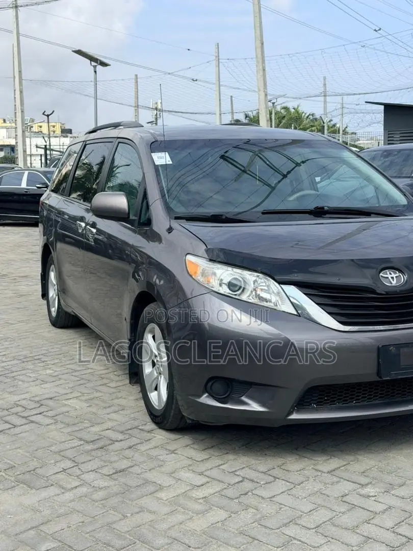 Toyota Sienna LE 7-Passenger 4dr Minivan AWD (3.5L 6cyl 6A) 2015 Gray