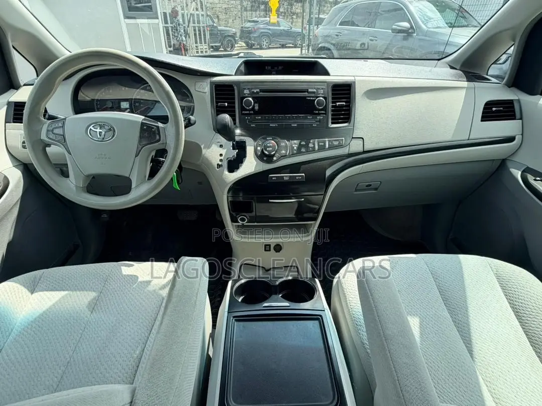 Toyota Sienna LE 7-Passenger 4dr Minivan AWD (3.5L 6cyl 6A) 2015 Gray