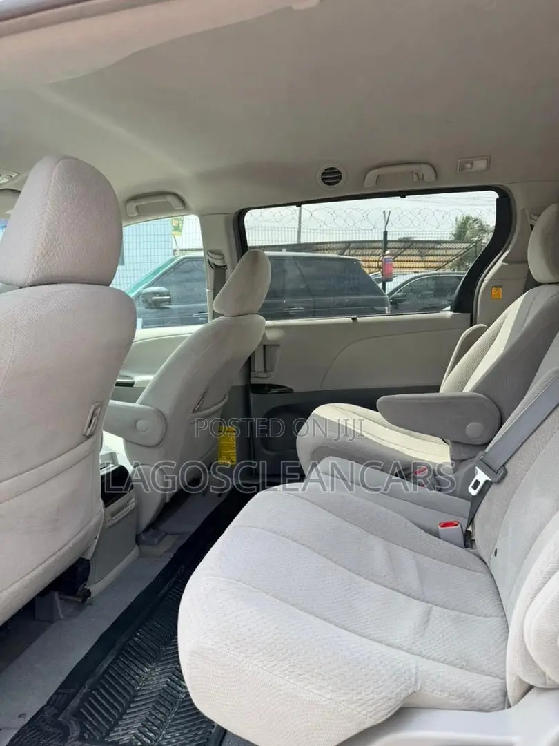 Toyota Sienna LE 7-Passenger 4dr Minivan AWD (3.5L 6cyl 6A) 2015 Gray