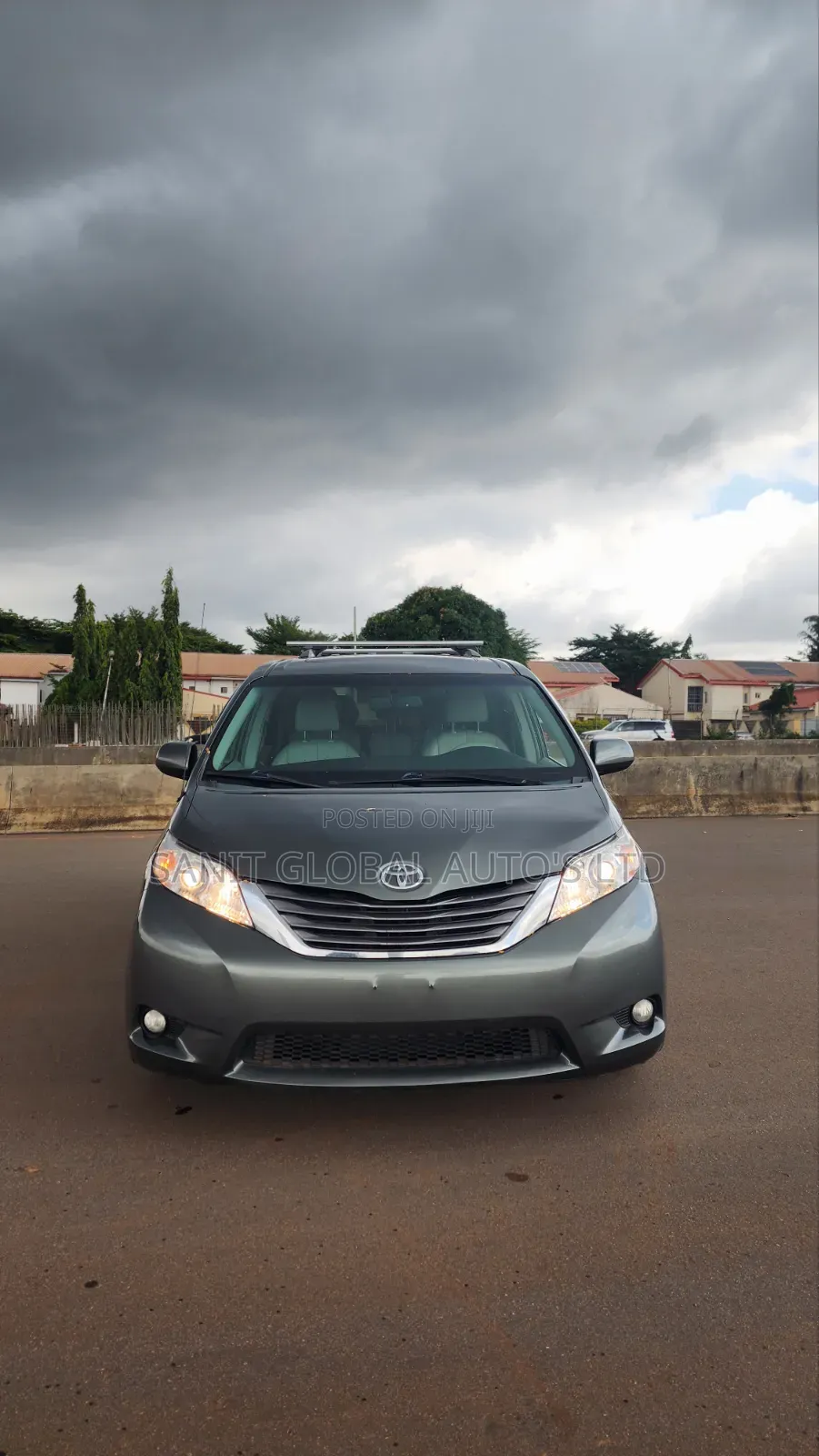 Toyota Sienna XLE FWD 8-Passenger 2013