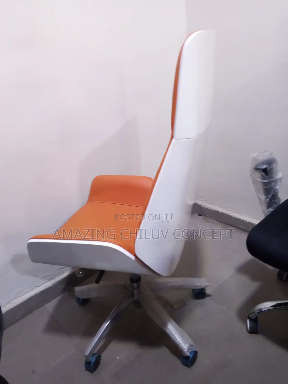 Modern Executive Office Chair -Swivel and Ergonomic Design