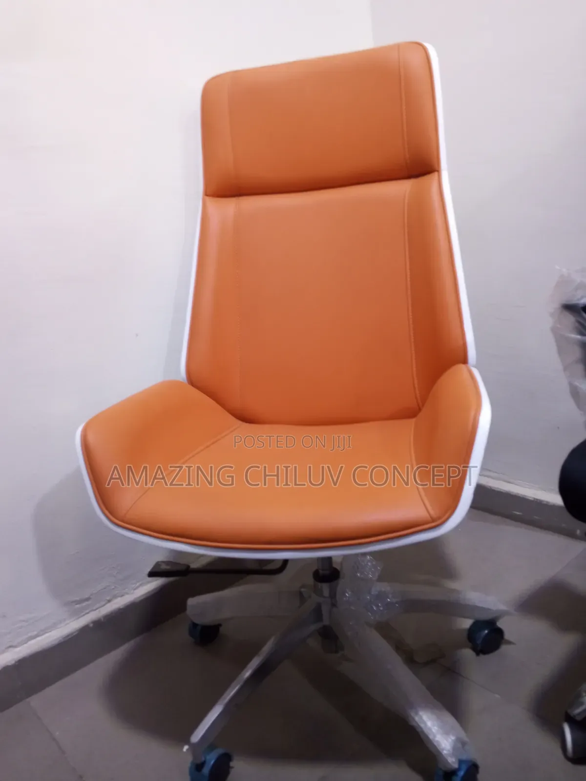 Modern Executive Office Chair -Swivel and Ergonomic Design