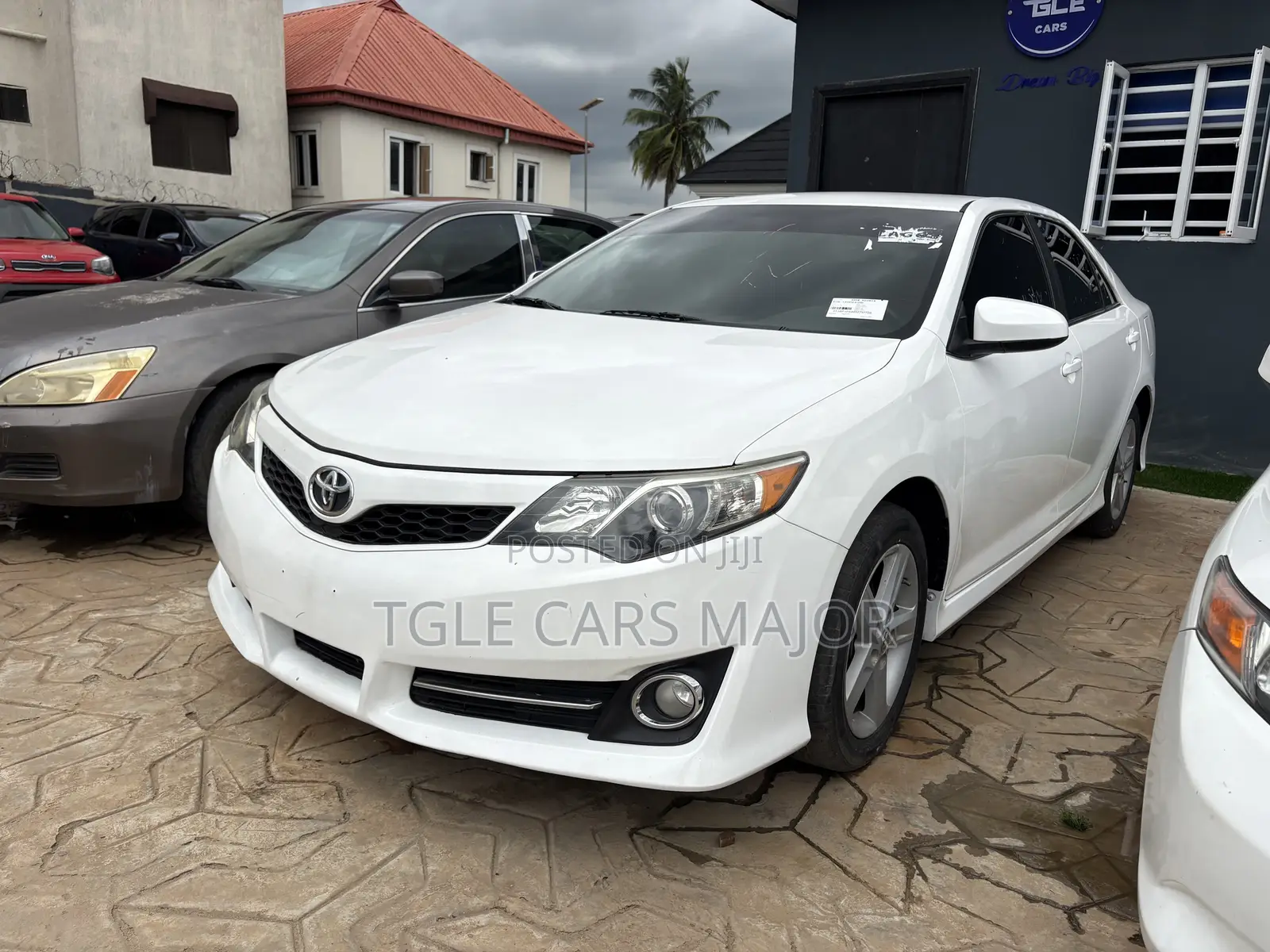 Toyota Camry SE 4dr Sedan (2.5L 4cyl 6A) 2014 White