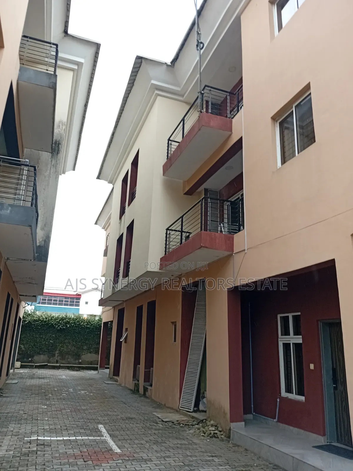 2bdrm Townhouse / Terrace in Lekki Phase 1 for rent