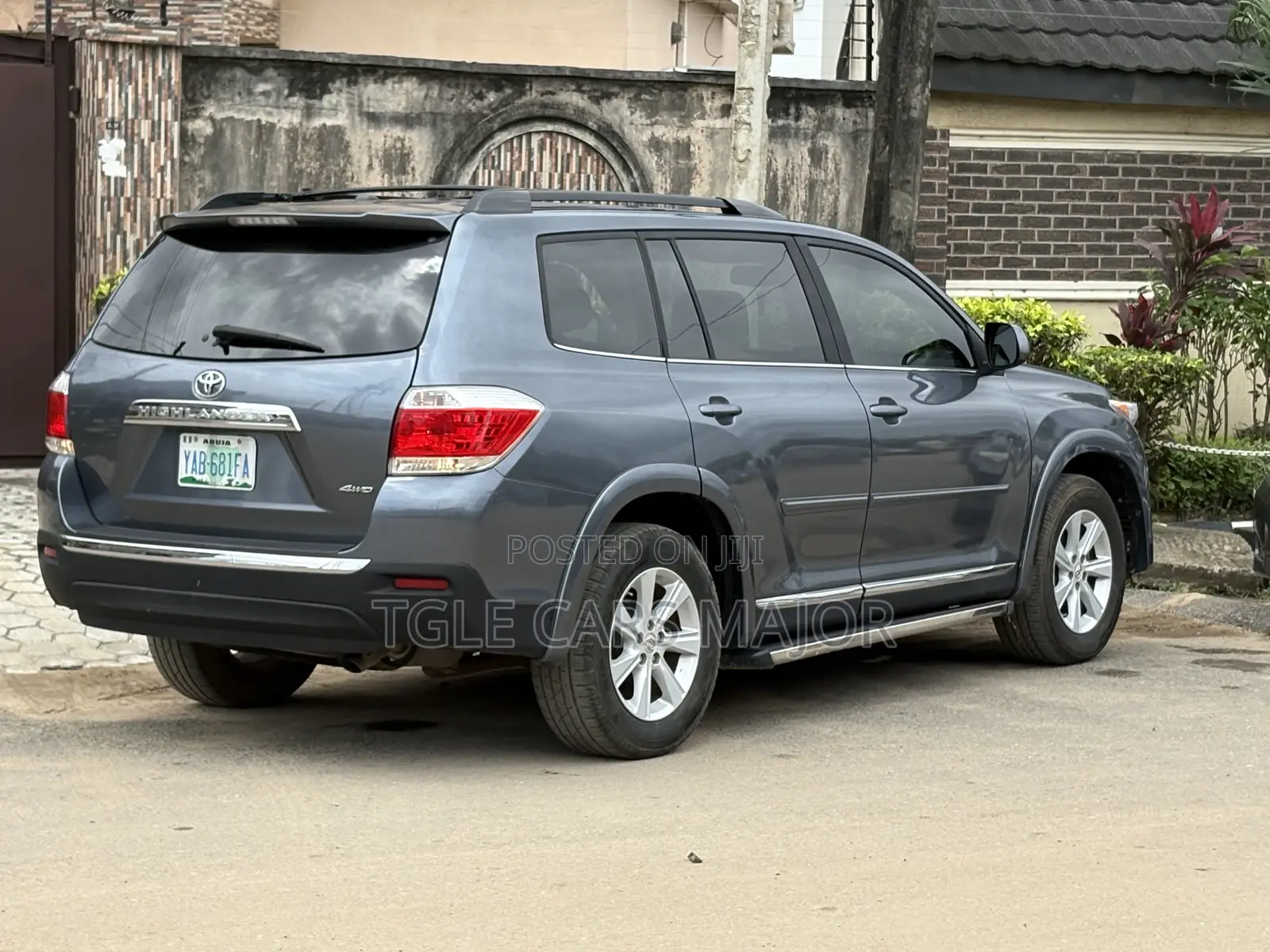 Toyota Highlander SE 2012 Blue