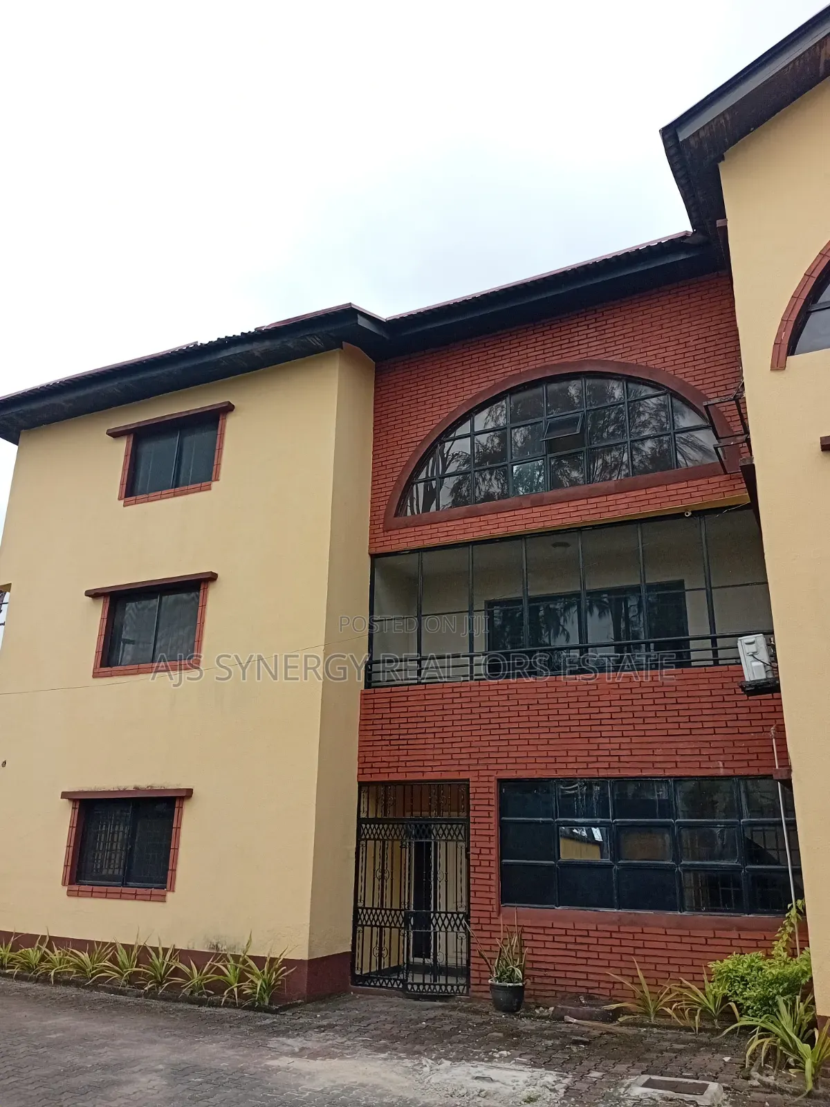 3bdrm Apartment in Lekki Phase 1 for rent