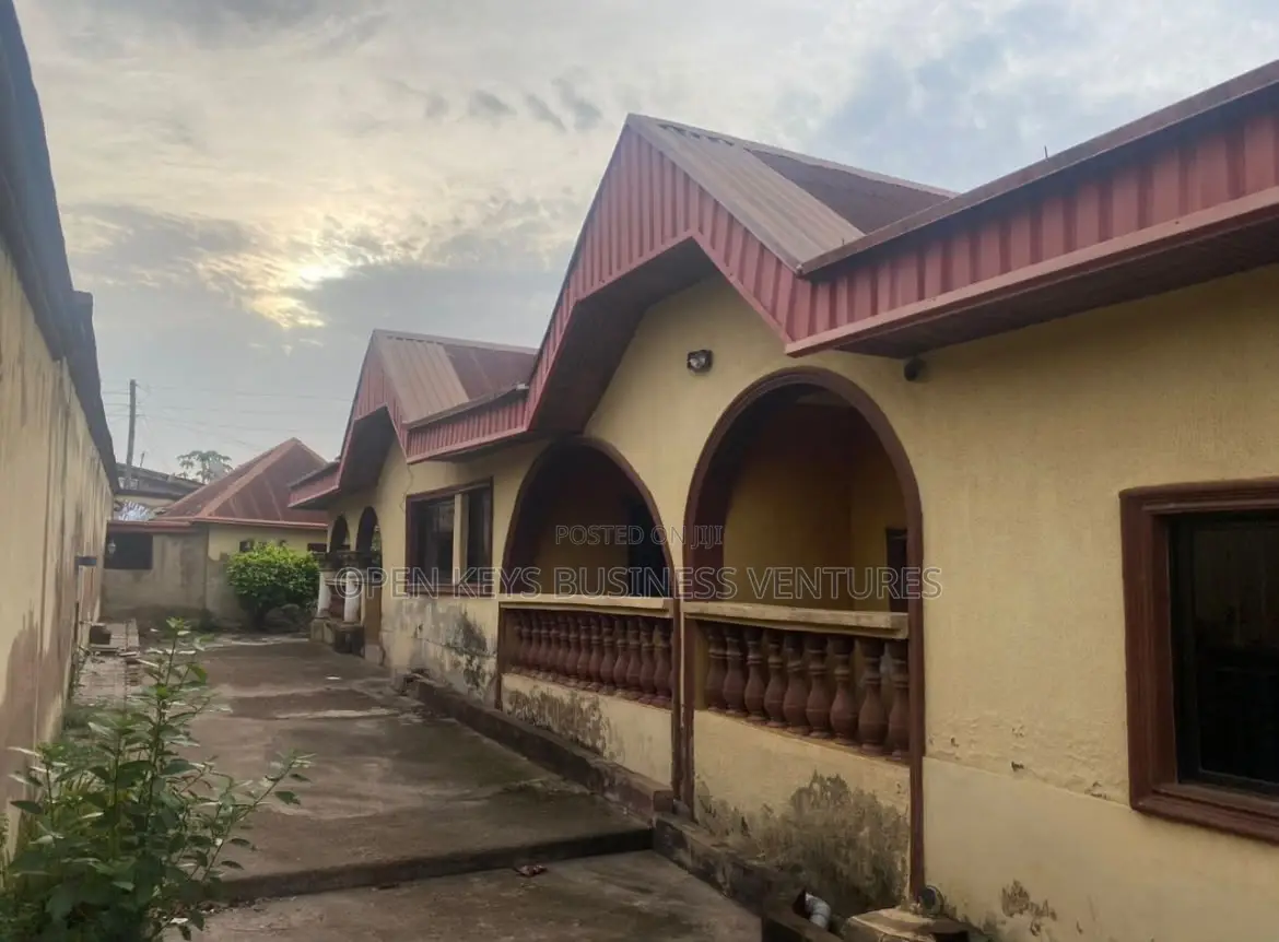 6bdrm Bungalow in Ilupelu, Akala Express for sale