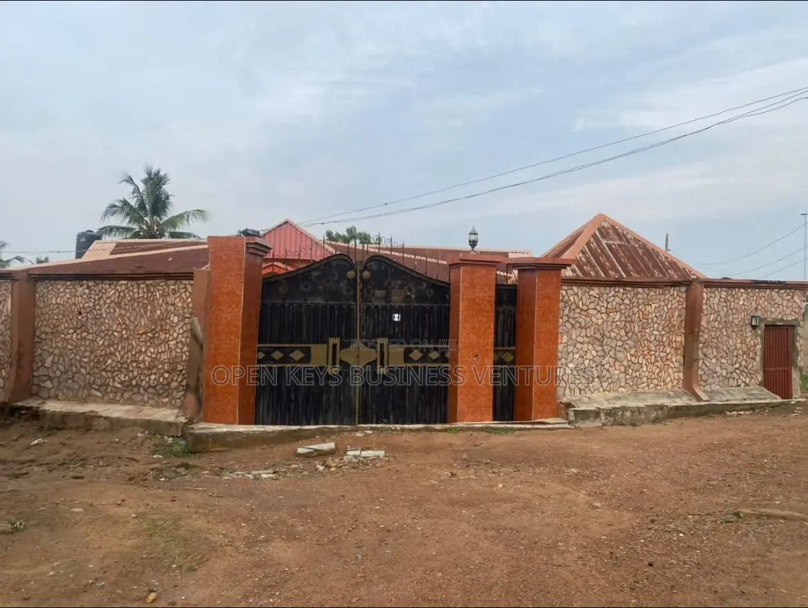 6bdrm Bungalow in Ilupelu, Akala Express for sale