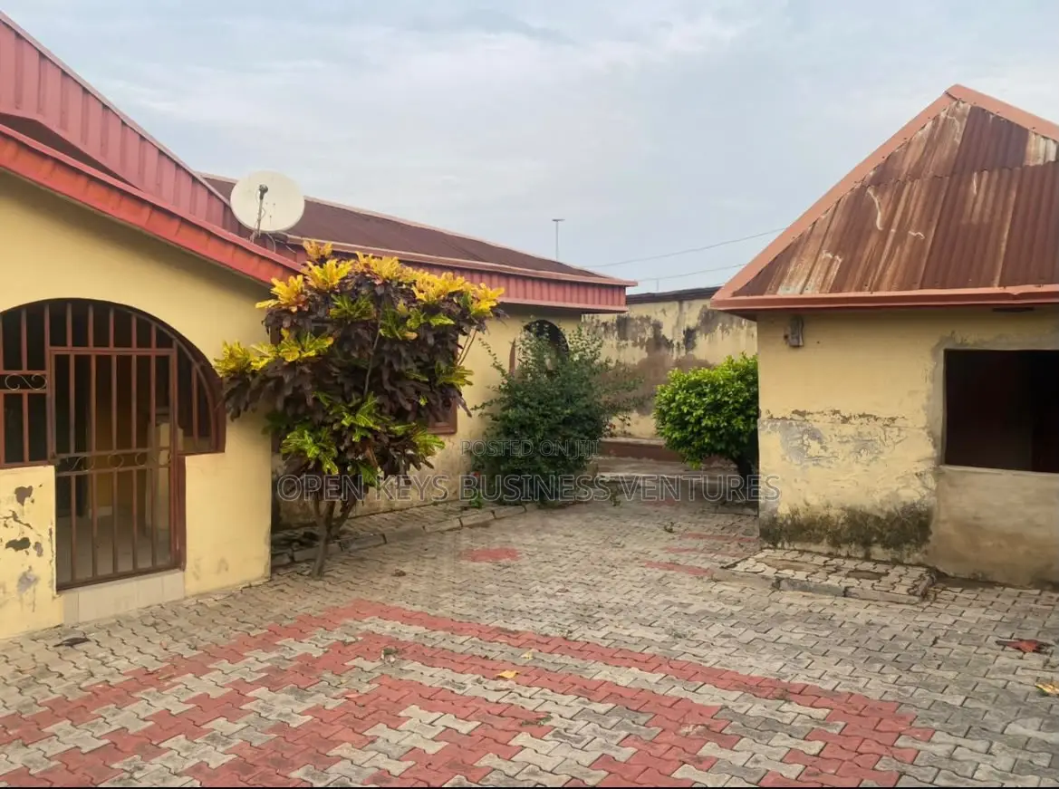 6bdrm Bungalow in Ilupelu, Akala Express for sale