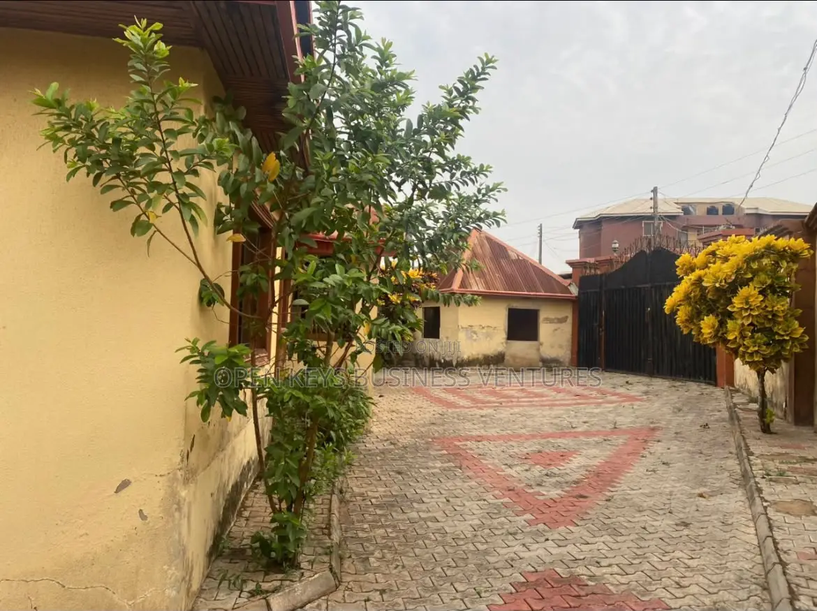 6bdrm Bungalow in Ilupelu, Akala Express for sale