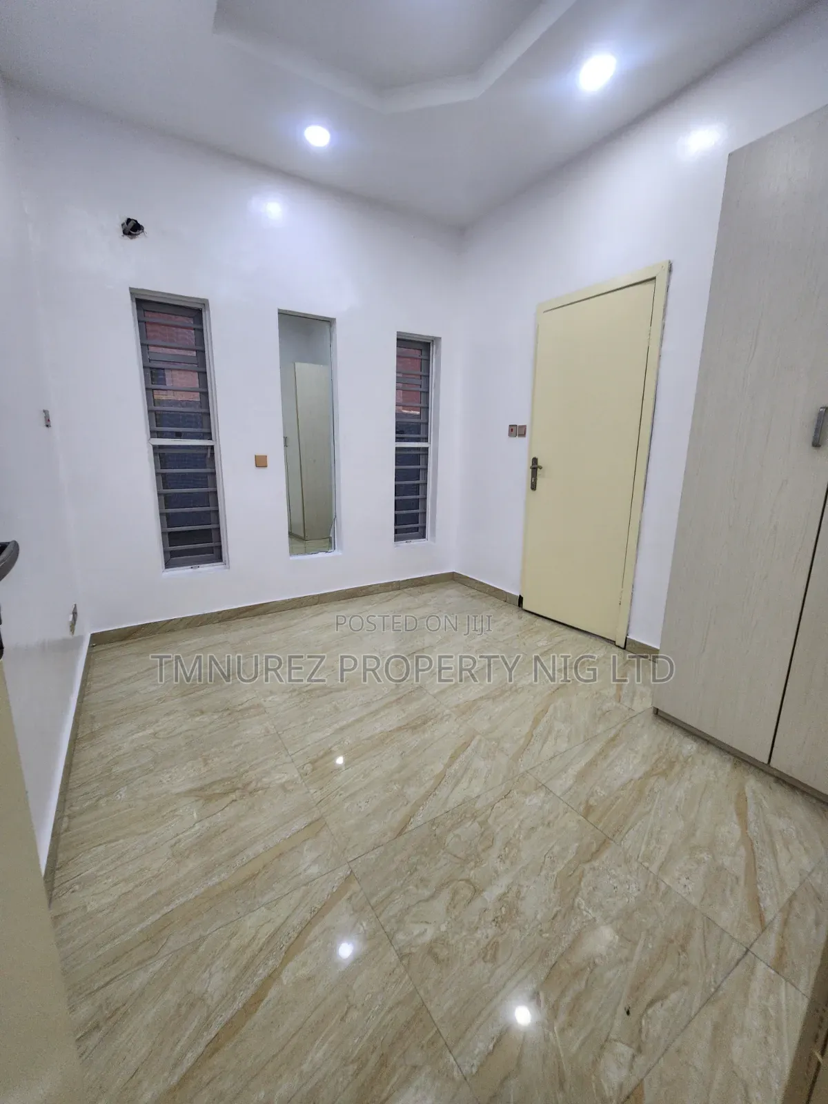 4bdrm Duplex in Chevron for rent