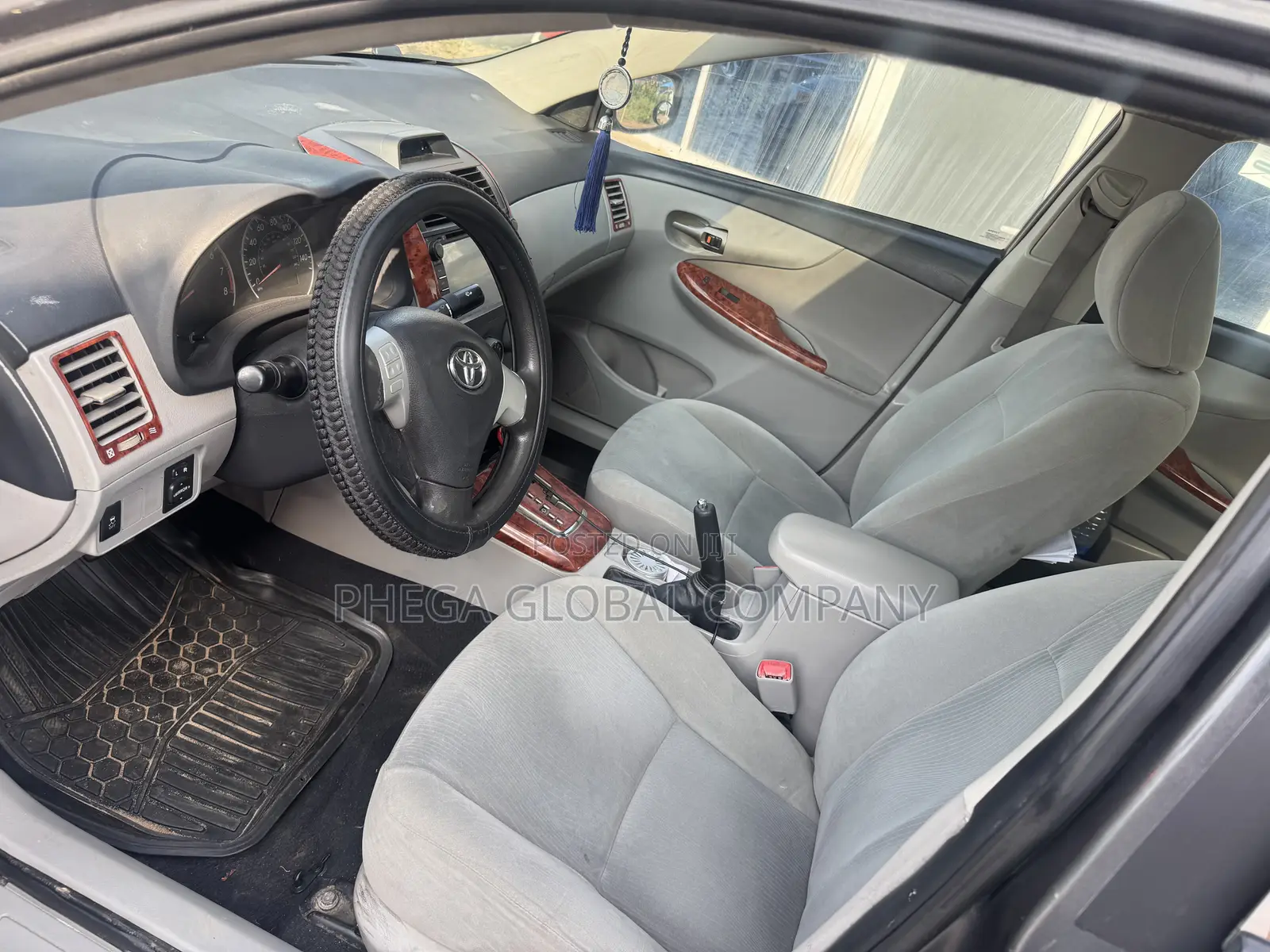Toyota Corolla LE 4dr Sedan (1.8L 4cyl 4A) 2012 Gray
