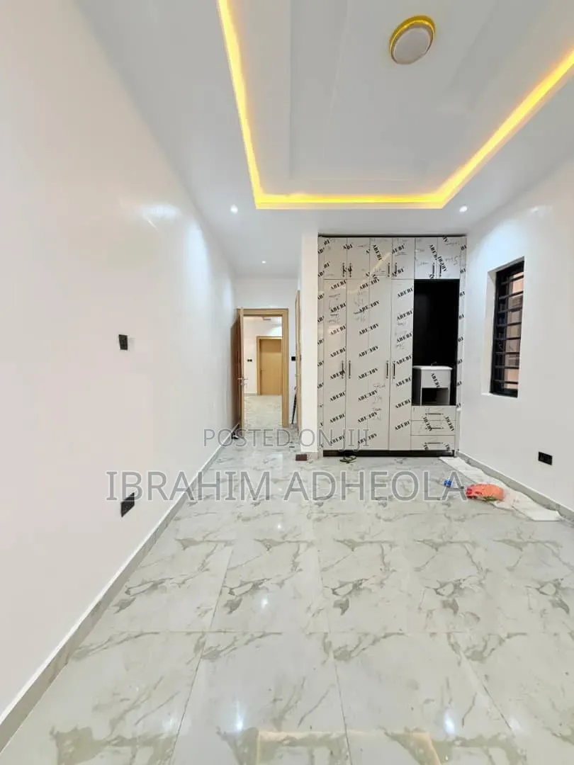 5bdrm Duplex in Opebi for sale