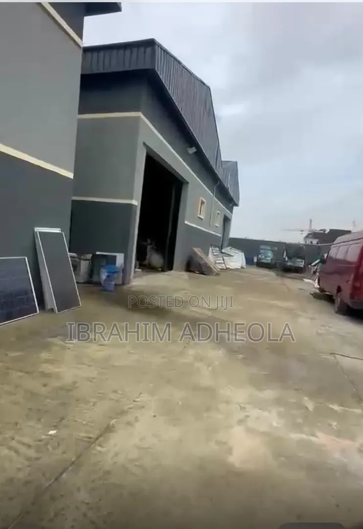 1 Unit of Warehouse Measuring 215 Square Meters Available Fo