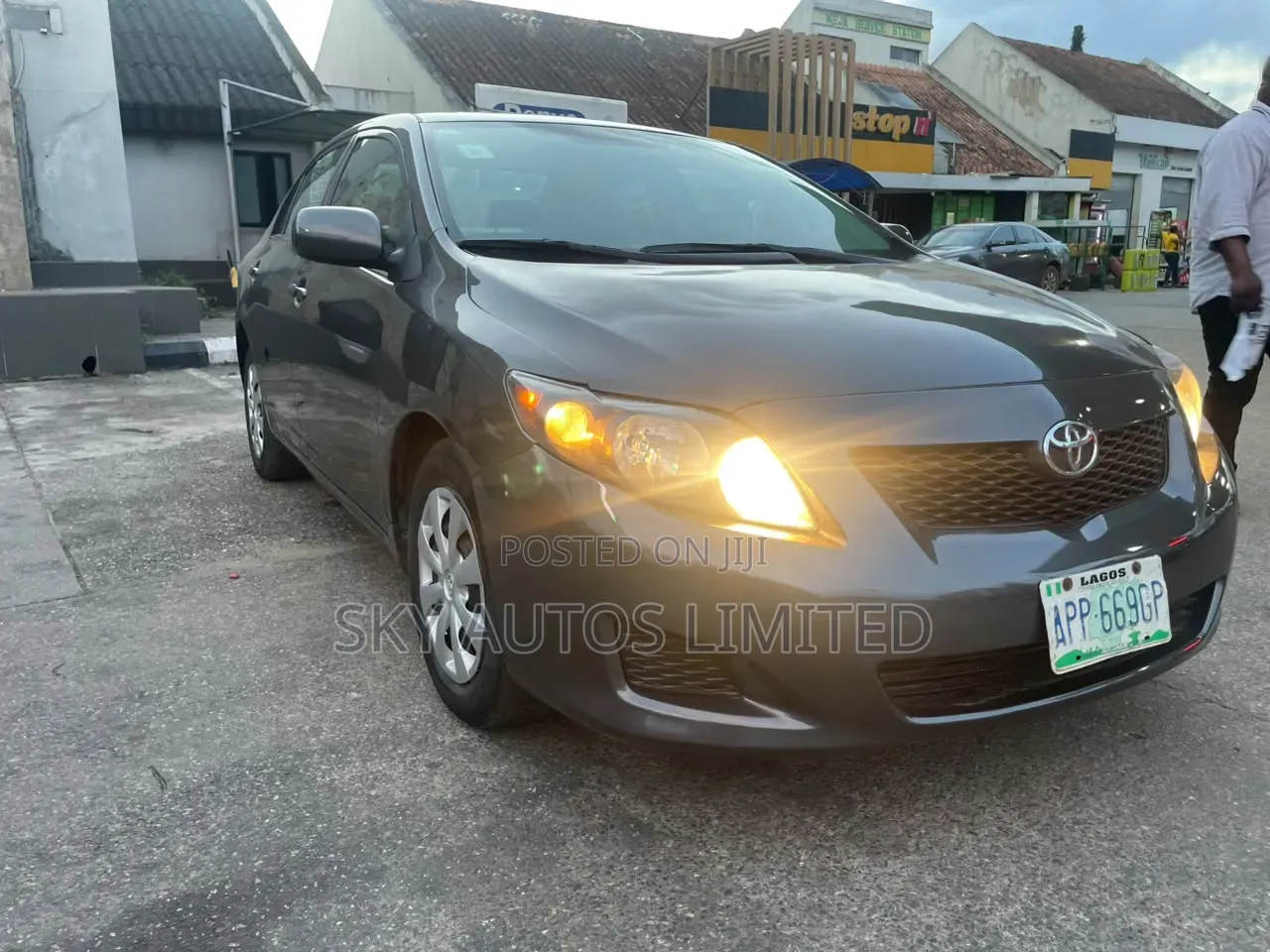 Toyota Corolla LE 4dr Sedan (1.8L 4cyl 4A) 2010 Gray