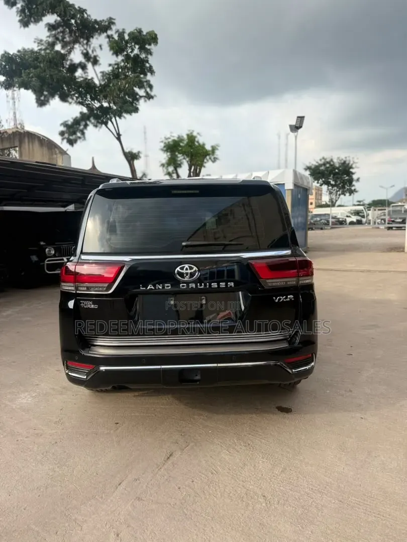 Toyota Land Cruiser LC300 2024 Black