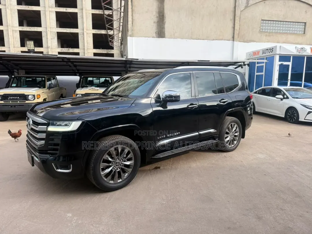 Toyota Land Cruiser LC300 2024 Black
