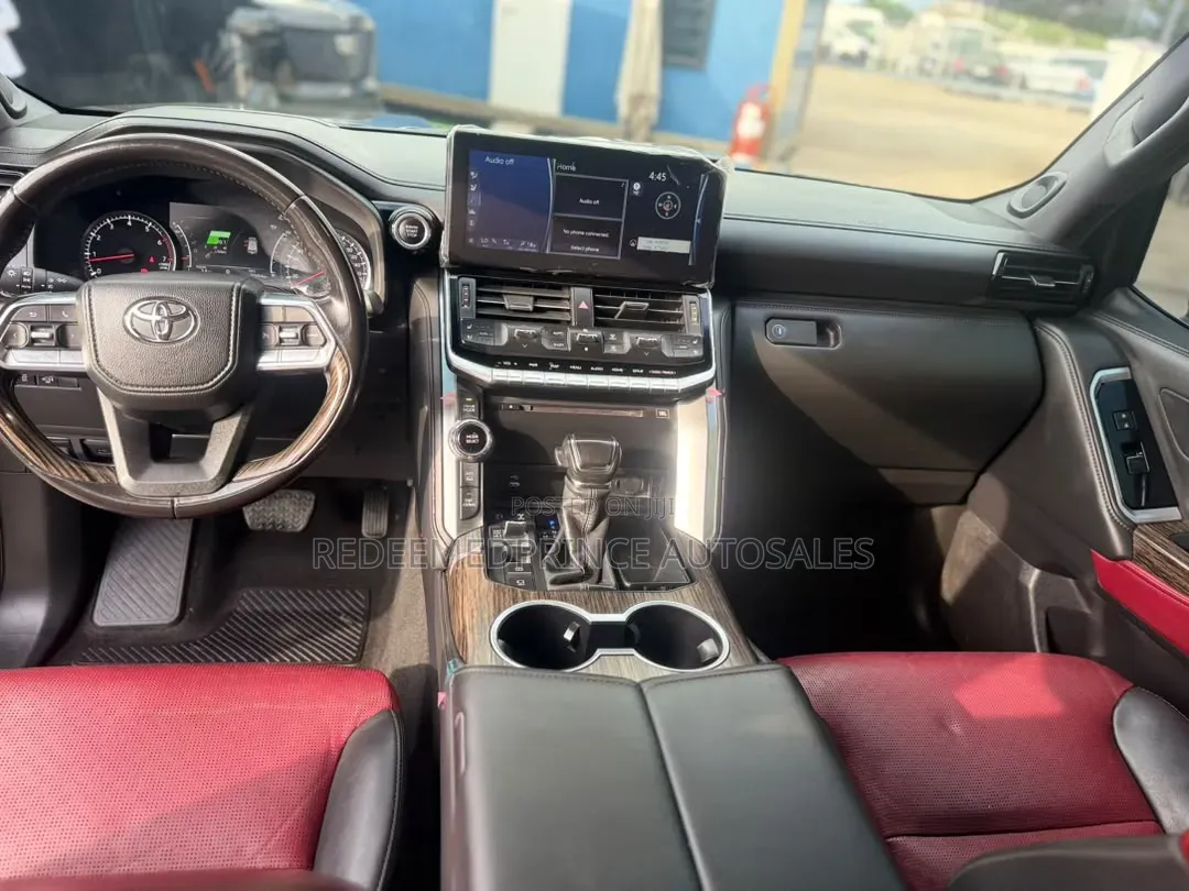 Toyota Land Cruiser LC300 2024 Black